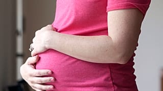 امرأة حامل تقف لالتقاط صورة لها في دالاس، الخميس 18 مايو 2023.