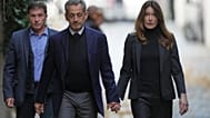 L'ex-président français Nicolas Sarkozy et son épouse Carla Bruni-Sarkozy le 21 octobre 2025 à Paris. (AP Photo/Thibault Camus)