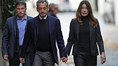 L'ex-président français Nicolas Sarkozy et son épouse Carla Bruni-Sarkozy le 21 octobre 2025 à Paris. (AP Photo/Thibault Camus)