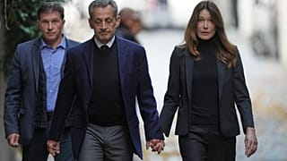 L'ex-président français Nicolas Sarkozy et son épouse Carla Bruni-Sarkozy le 21 octobre 2025 à Paris. (AP Photo/Thibault Camus)