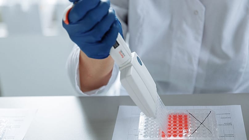 باحث يعمل داخل مختبر علمي على تحليل عينات باستخدام أدوات مخبرية دقيقة