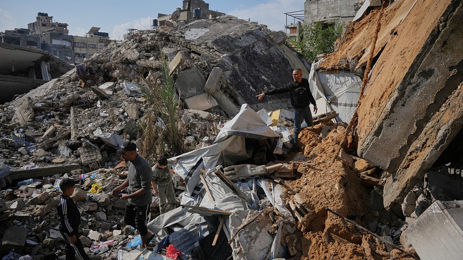 Gazze Şeridi'ndeki bir binada meydana gelen çökme sonucu oluşan enkazda yakınlarını arayan insanlar, 16 Aralık 2025