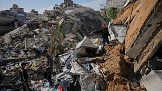 Gazze Şeridi'ndeki bir binada meydana gelen çökme sonucu oluşan enkazda yakınlarını arayan insanlar, 16 Aralık 2025