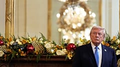 Başkan Donald Trump, 16 Aralık 2025 Salı günü Washington'da Beyaz Saray'ın Doğu Salonu'nda düzenlenen Hanuka resepsiyonunda Haham Levi Shemtov'un konuşmasını dinliyor.