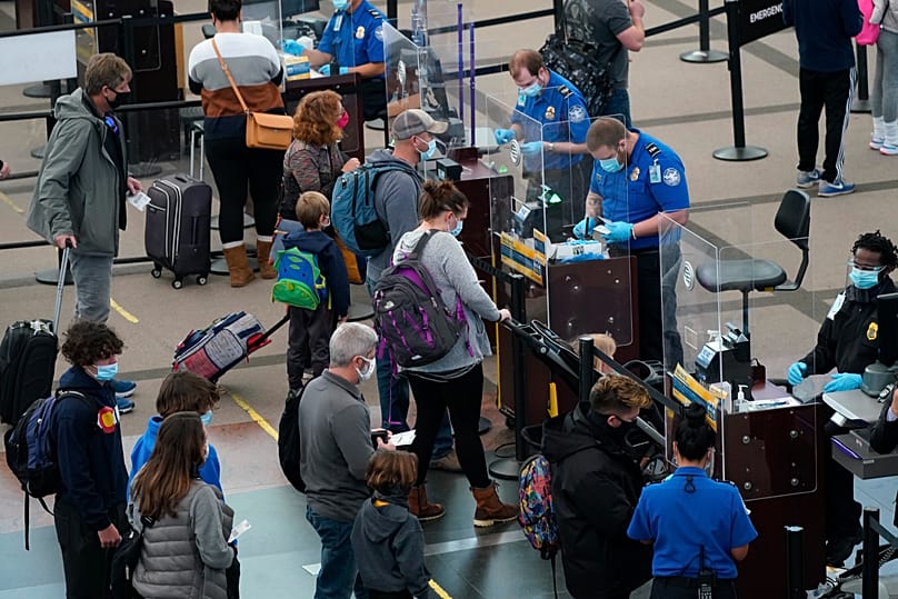 Des contrôleurs et des passagers à l'aéroport de Denver