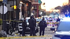 New Orleans'ta Bourbon Caddesi'nde bir aracın kalabalığın arasına dalmasının ardından olay yeri görülüyor, 1 Ocak 2025.