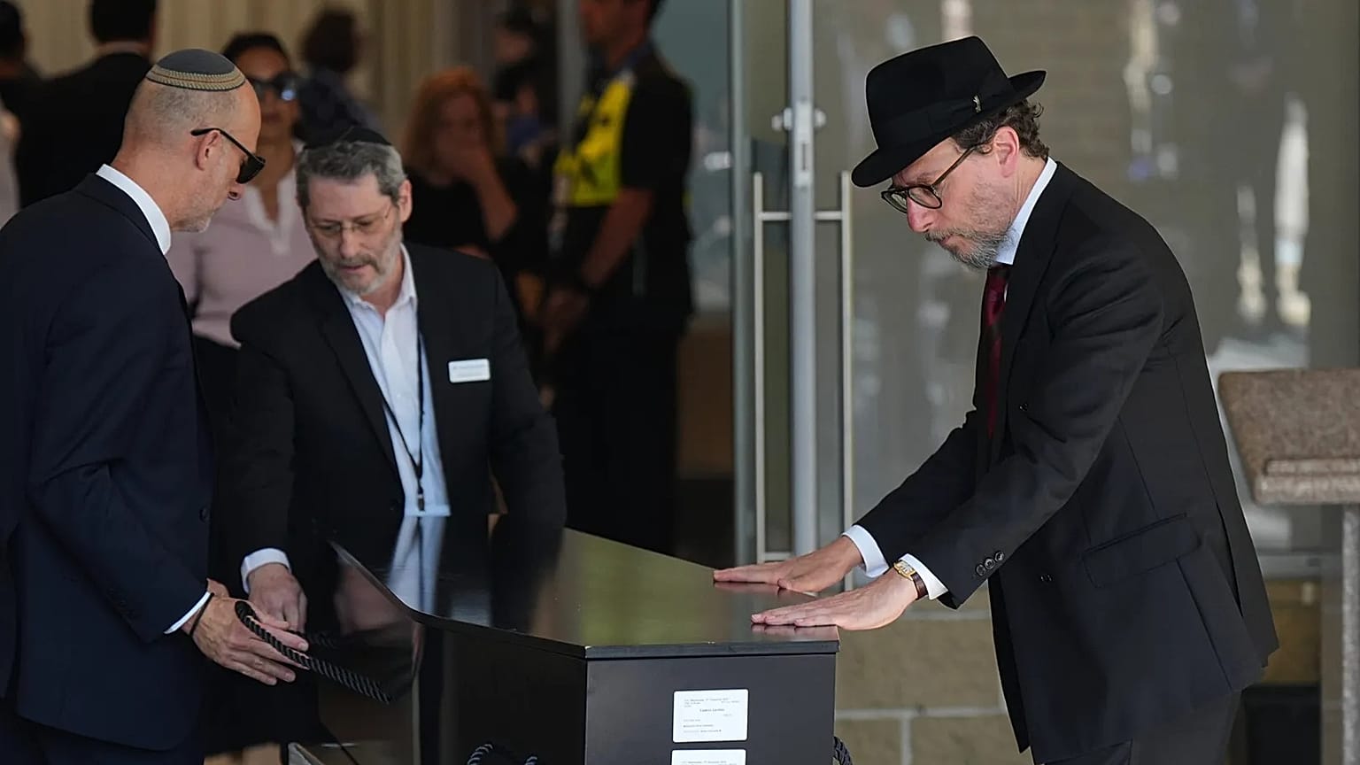 La bara del rabbino Yaakov Levitan, vittima dell'attentato a Bondi Beach, viene trasportata in una cappella per il suo funerale a Sydney (17 dicembre 2025)