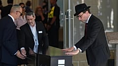 La bara del rabbino Yaakov Levitan, vittima dell'attentato a Bondi Beach, viene trasportata in una cappella per il suo funerale a Sydney (17 dicembre 2025)
