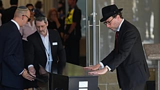 La bara del rabbino Yaakov Levitan, vittima dell'attentato a Bondi Beach, viene trasportata in una cappella per il suo funerale a Sydney (17 dicembre 2025)