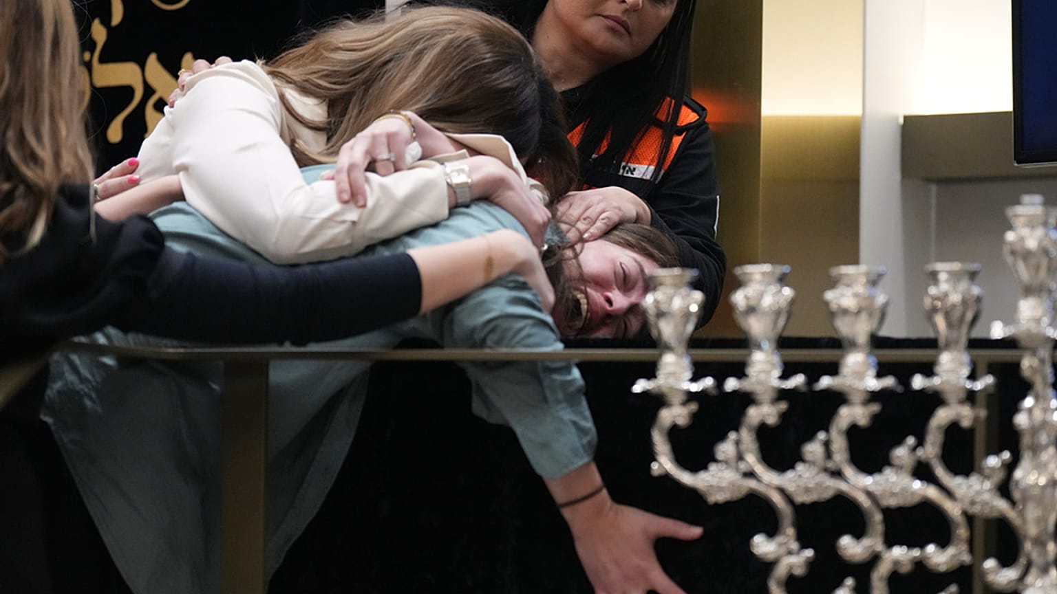 Familiares ante el ataúd del rabino Eli Schlanger, víctima del tiroteo masivo de Bondi Beach, durante su funeral en una sinagoga de Bondi el 17 de diciembre de 2025.