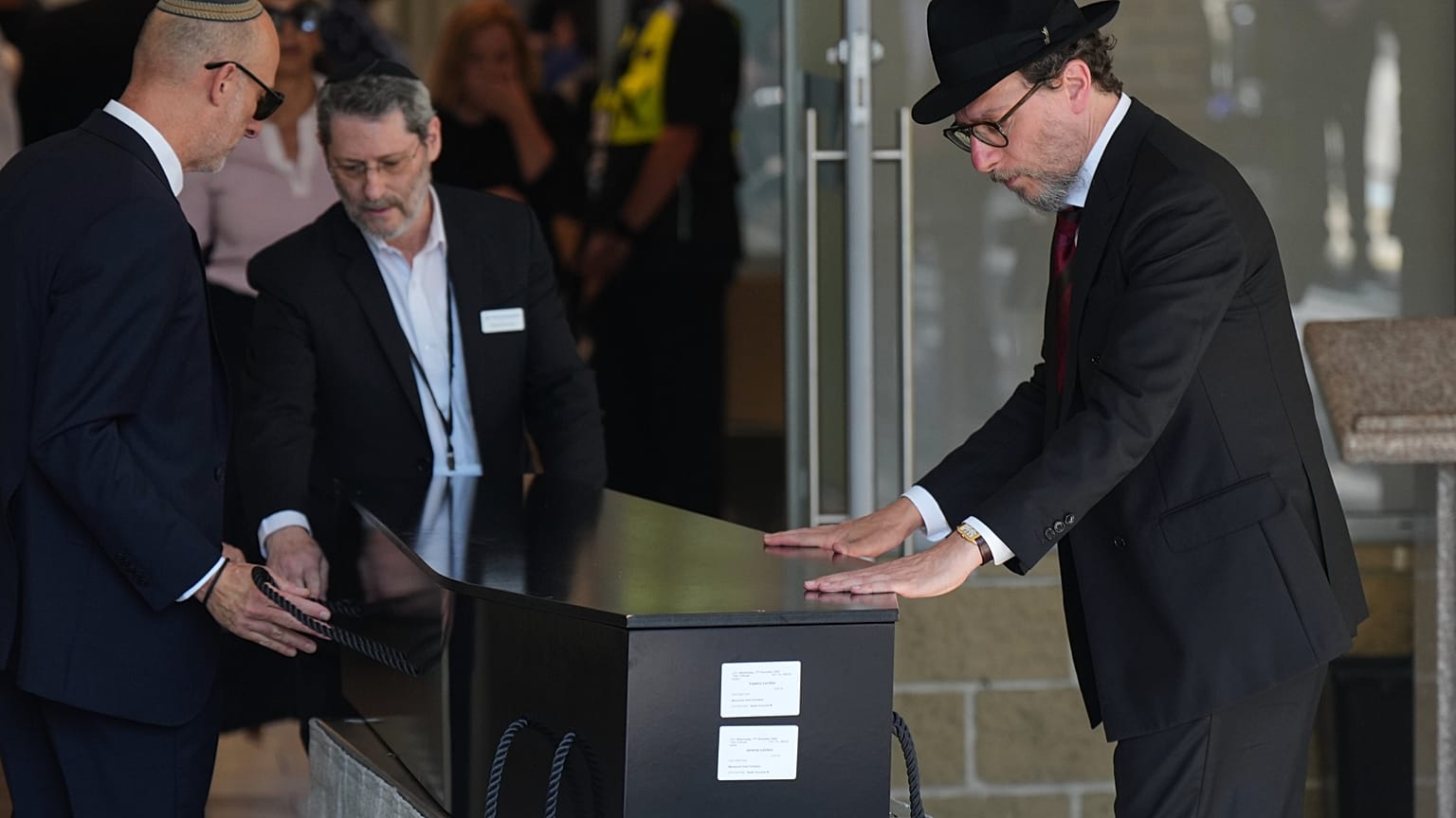 Le cercueil du rabbin Yaakov Levitan, victime de la fusillade de Bondi Beach, est transporté dans une chapelle pour ses funérailles à Sydney.