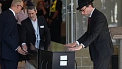 Le cercueil du rabbin Yaakov Levitan, victime de la fusillade de Bondi Beach, est transporté dans une chapelle pour ses funérailles à Sydney.