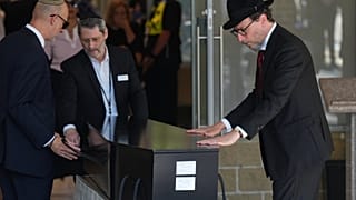 Le cercueil du rabbin Yaakov Levitan, victime de la fusillade de Bondi Beach, est transporté dans une chapelle pour ses funérailles à Sydney.