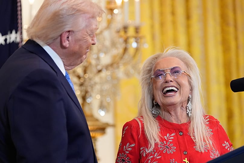 الرئيس الأميركي دونالد ترامب وميريام أديلسون خلال حفل استقبال بمناسبة عيد الحانوكا في القاعة الشرقية بالبيت الأبيض، الثلاثاء 16 ديسمبر/كانون الأول 2025، في واشنطن.