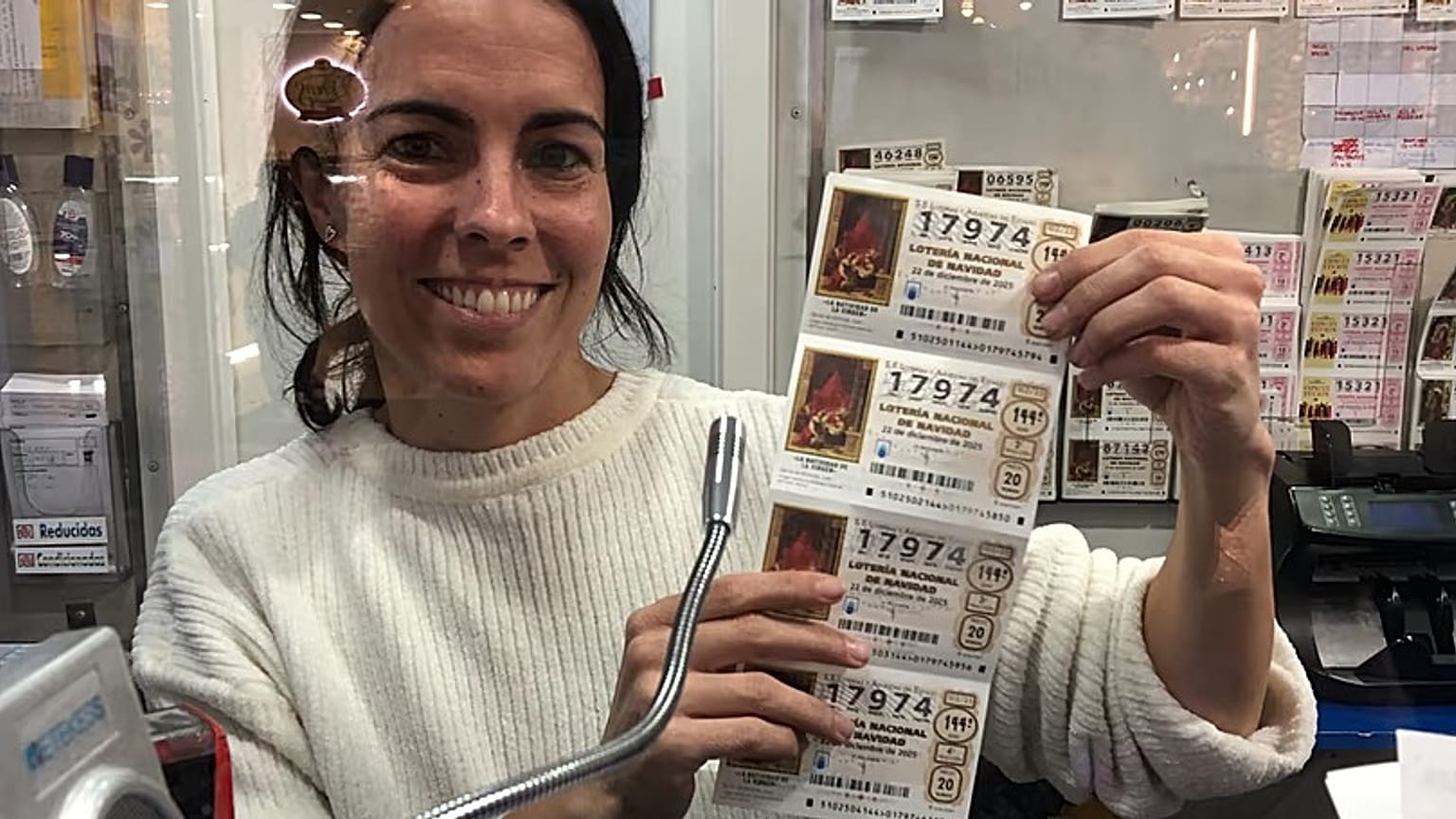 La dame de la loterie avec le numéro.