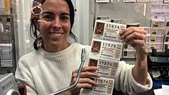 La dame de la loterie avec le numéro.