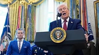 الرئيس الأميركي دونالد ترامب خلال مراسم تسليم ميدالية الدفاع عن الحدود المكسيكية في المكتب البيضاوي بالبيت الأبيض، يوم الاثنين 15 ديسمبر/كانون الأول 2025، في واشنطن