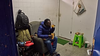 ARCHIVO: Yankuba Touray desayuna dentro de una escuela abandonada en Badalona, ​el 16 de diciembre de 2025, donde cientos de inmigrantes han estado ocupando el edificio.