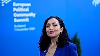 DOSSIER : Le président du Kosovo, Vjosa Osmani, arrive au sommet de la Communauté politique européenne (CPE) à la Puskas Arena de Budapest, le 7 novembre 2024.