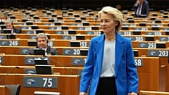 Die Präsidentin der Europäischen Kommission, Ursula von der Leyen, Mitte, kommt zu einer Plenarsitzung über den mehrjährigen Finanzrahmen 2028-2034 im Europäischen Parlament in Brüssel