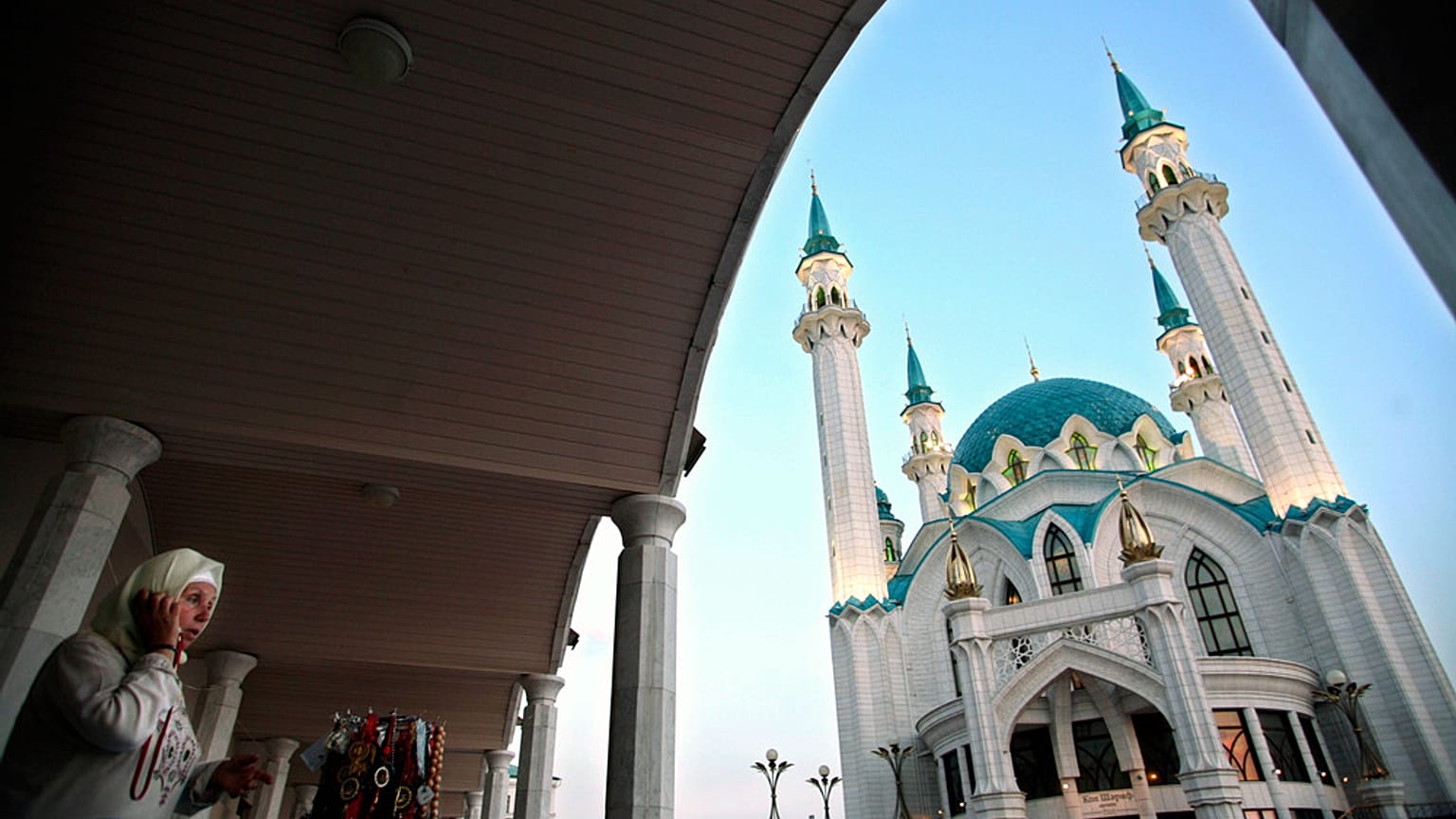 امرأة مسلمة تتحدث عبر الهاتف المحمول بالقرب من مسجد قل شريف في قازان، على بعد نحو 700 كيلومتر (450 ميلًا) شرق موسكو، يوم الاثنين 10 يوليو 2006.