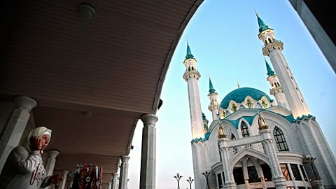 امرأة مسلمة تتحدث عبر الهاتف المحمول بالقرب من مسجد قل شريف في قازان، على بعد نحو 700 كيلومتر (450 ميلًا) شرق موسكو، يوم الاثنين 10 يوليو 2006.