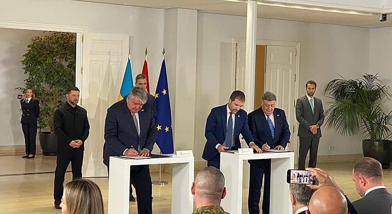 EM&E Group firma un acuerdo con Tecnove y Practika para el desarrollo conjunto de vehículos avanzados para defensa y seguridad. 