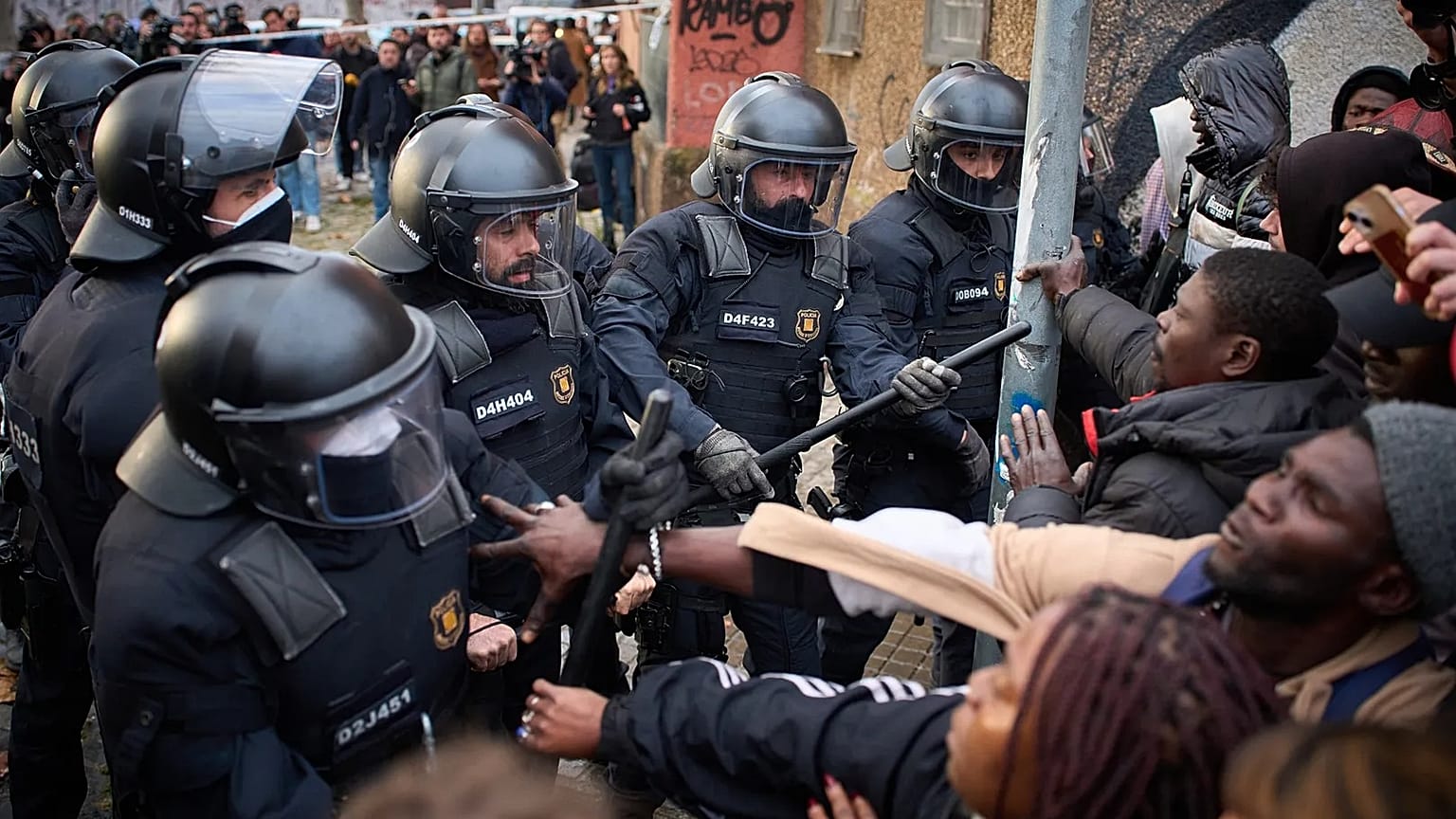 Migrants confront police as they begin carrying out eviction orders at an abandoned school building in Badalona, 17 December, 2025