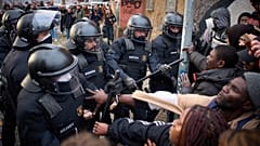 Los migrantes se enfrentan a la Policía cuando comienzan a ejecutar las órdenes de desalojo en Badalona,  ​​España, el 17 de diciembre de 2025.