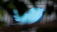 يظهر شعار الطائر الأزرق ب"Twitter" على مبنى مقرها السابق في سان فرانسيسكو في يوليو 2023، قبل أن يعيد إيلون ماسك تسمية المنصة إلى "X".