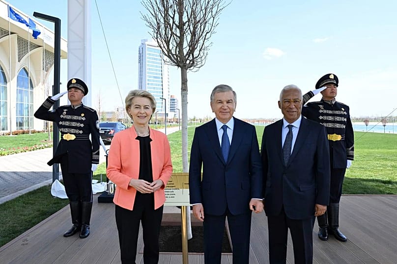 Le président ouzbek Shavkat Mirziyoyev, avec le président du Conseil européen Antonio Costa, et la présidente de la Commission européenne Ursula von der Leyen, en avril 2025