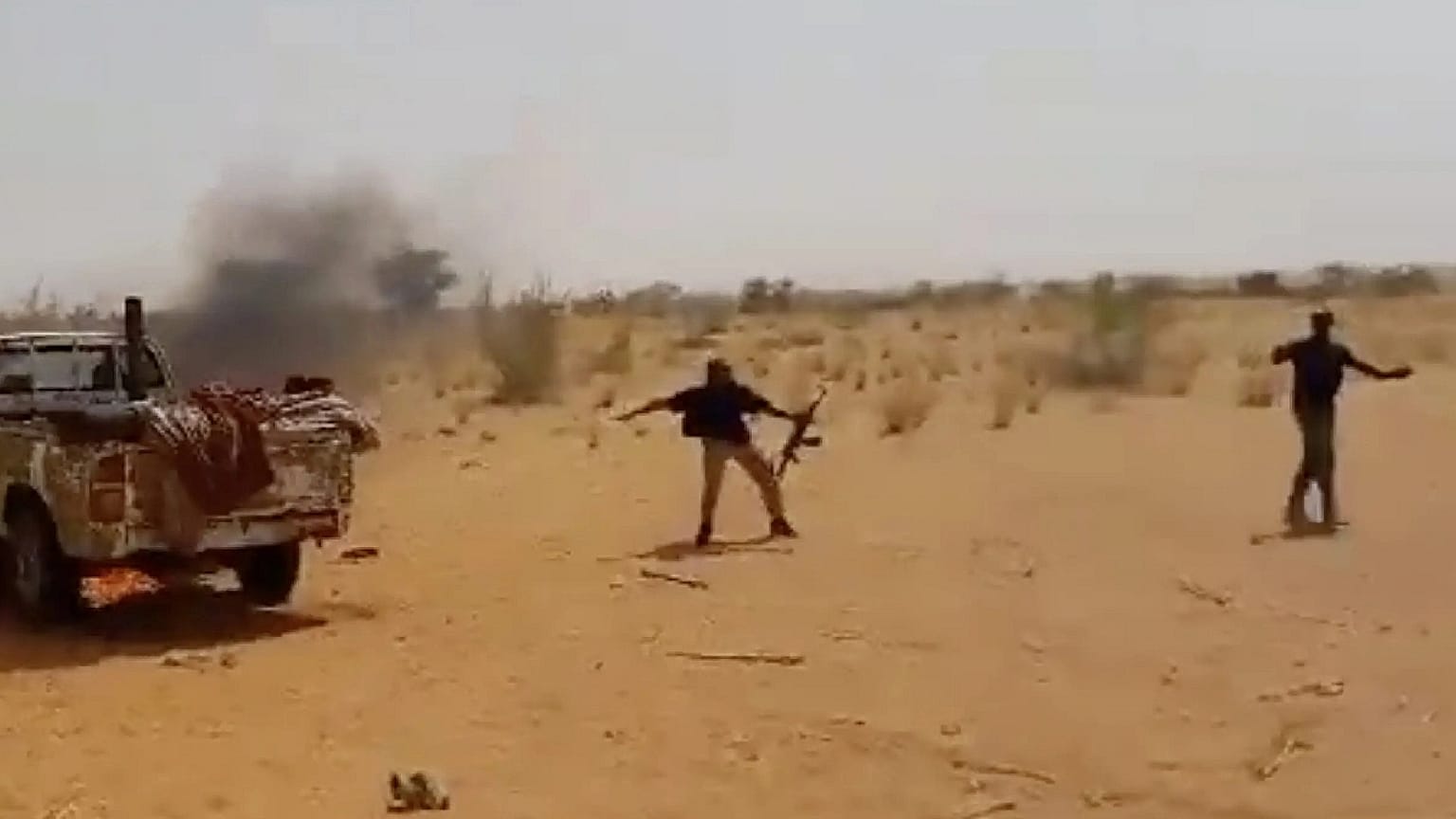 Szudáni katonák felgyújtják nyilvánvalóan kivégzett személyek holttestét