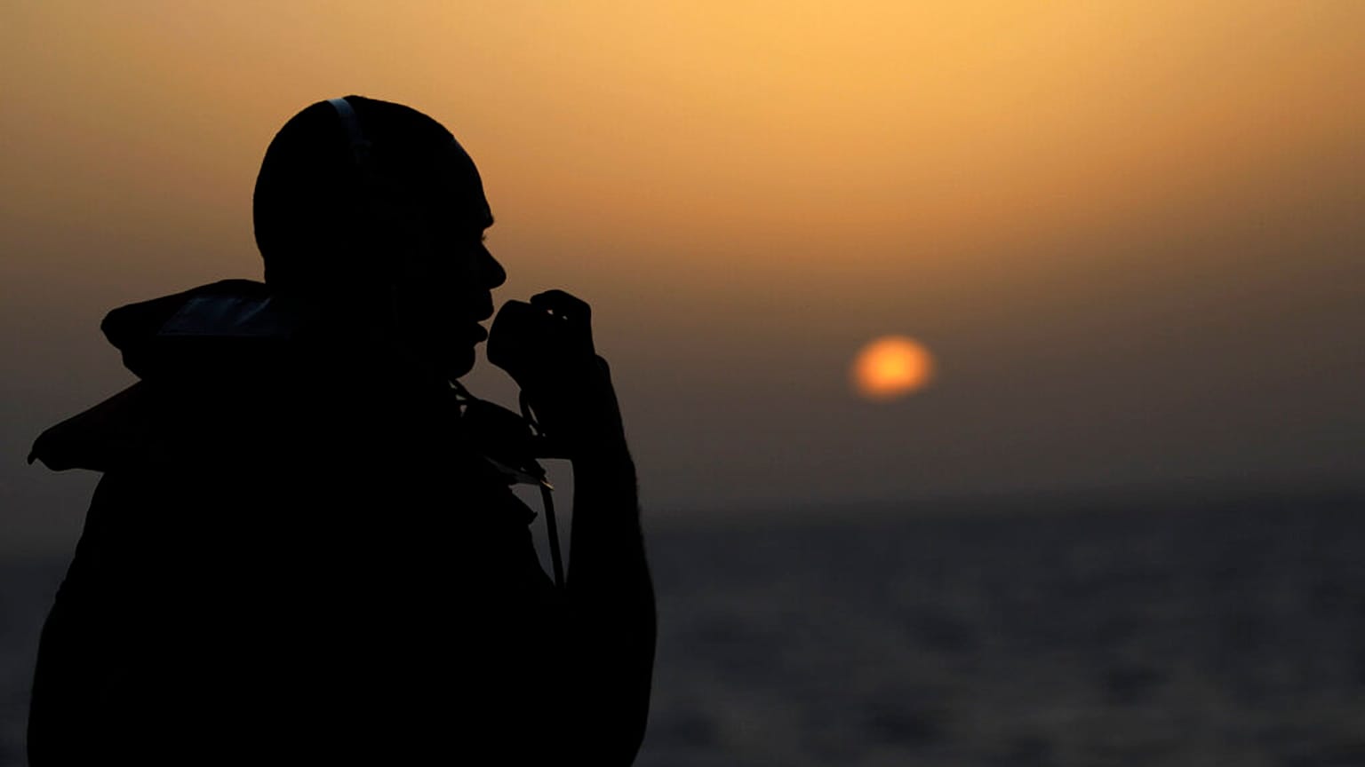 الغروب في مضيق هرمز