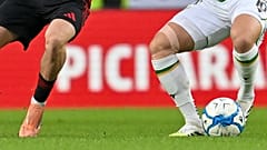 Harc a labdáért a Ferencvárosi TC - Debreceni VSC magyar bajnoki mérkőzésen a Groupama Arénában 2025. december 14-én