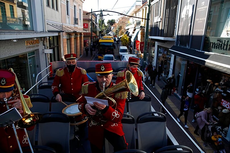 Φιλαρμονική μπάντα παίζει κάλαντα στην Ελλάδα