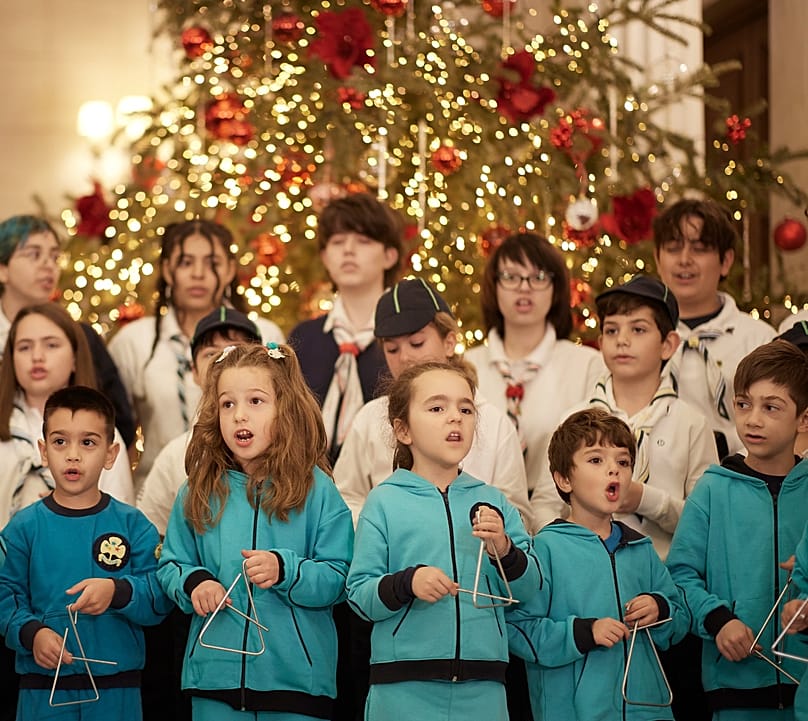 Παιδιά τραγουδούν τα κάλαντα