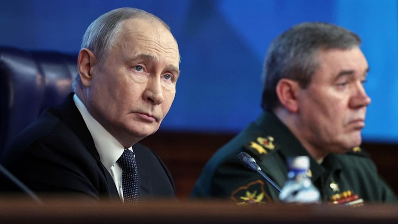 ولادیمیر پوتین، رئیس جمهور روسیه (چپ)، و ژنرال والری گراسیموف، رئیس ستاد کل ارتش روسیه، در جلسه سالانه هیئت مدیره وزارت دفاع این کشور در مسکو، چهارشنبه، ۱۷ دسامبر ۲۰۲۵