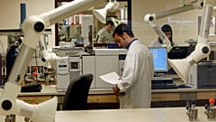 علماء في مختبر