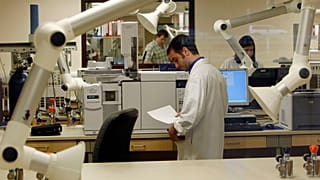 علماء في مختبر