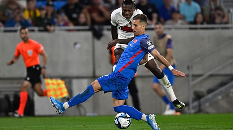 A szlovák Peter Pekarik próbálja blokolni Rafael Leao lövését a Szlovákia – Portugália Eb-selejtezőn a pozsonyi Nemzeti Stadionban 2023. szeptember 8-án