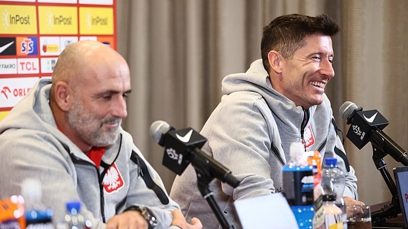 A lengyel válogatott legnagyobb sztárja, Robert Lewandowski (jobbra) és Michal Probierz szövetségi kapitány sajtóértekezleten Varsóban 2024. október 7-én 