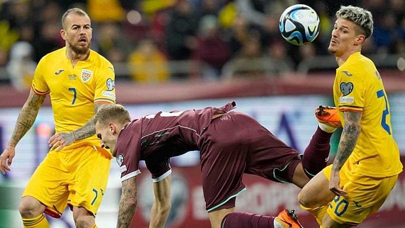 A román Dennis Man (jobbra) löki Zahar Volkovot a Románia – Belarusz Eb-selejtezőn a bukaresti Nemzeti Stadionban 2023. március 28-án