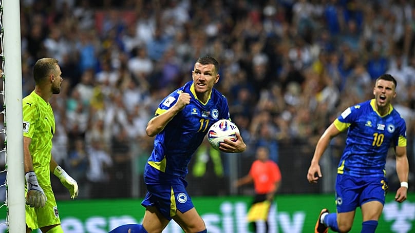 A boszniai Edin Dzeko a gólját ünnepli a Bosznia-Hercegovina–Ausztria vb-selejtezőn Zenicában 2025. szeptember 9-én