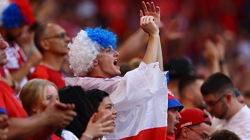 Cseh szurkolók a 2024-es németországi labdarúgó Európa-bajnokság Csehország-Törökország mérkőzése előtt a hamburgi Volkspark Stadionban 2024. június 26-án