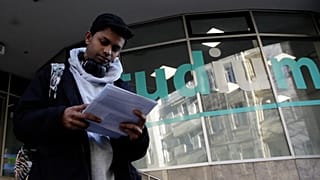 Deep Shambarkar hält seine Aufforderung zur Ausreise in der Hand, Berlin am 17.12.2025