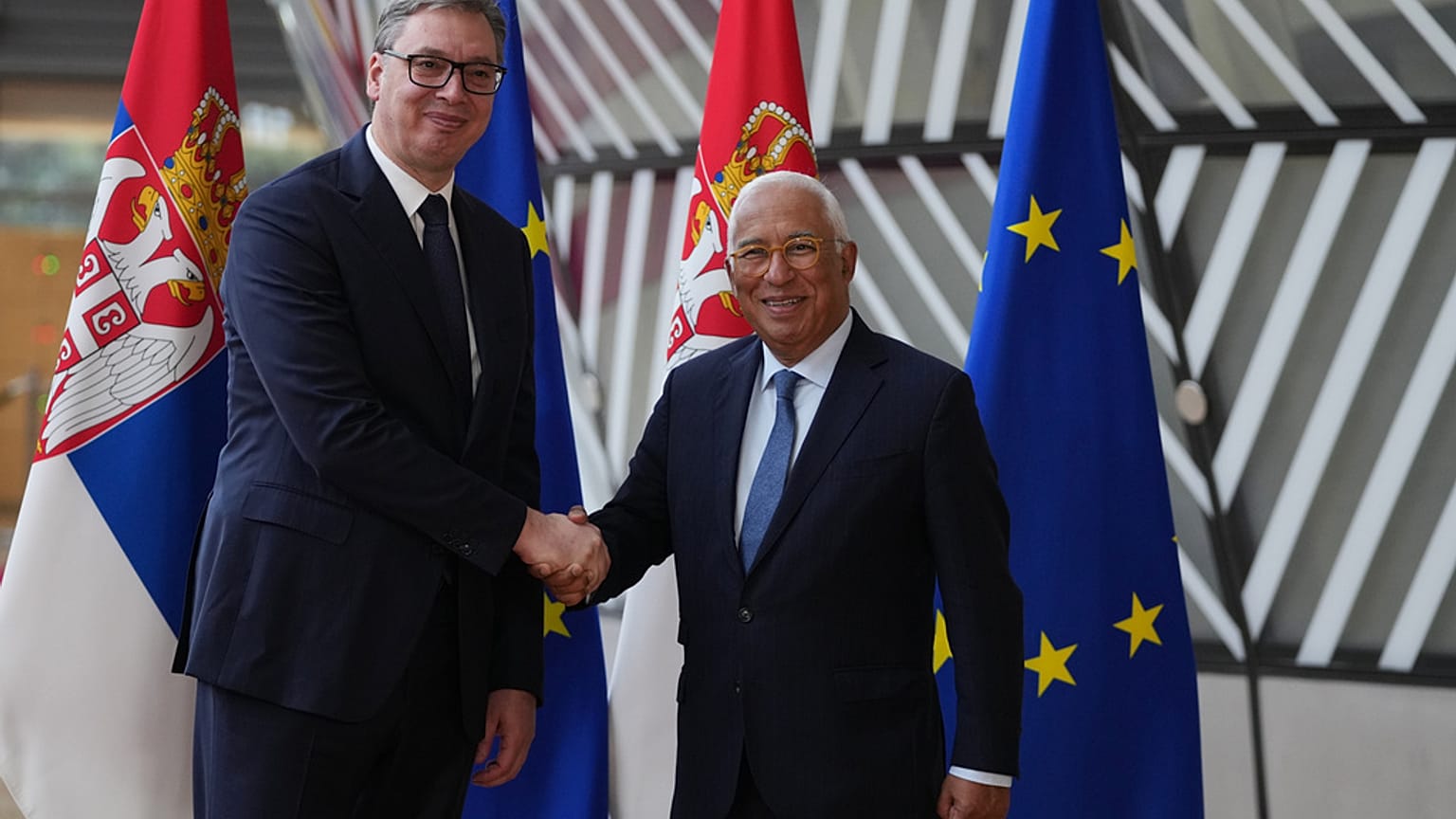 Il presidente del Consiglio europeo Antonio Costa saluta il presidente della Serbia Aleksandar Vučić presso la sede del Consiglio europeo a Bruxelles, in Belgio