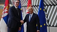 Il presidente del Consiglio europeo Antonio Costa saluta il presidente della Serbia Aleksandar Vučić presso la sede del Consiglio europeo a Bruxelles, in Belgio