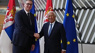 Il presidente del Consiglio europeo Antonio Costa saluta il presidente della Serbia Aleksandar Vučić presso la sede del Consiglio europeo a Bruxelles, in Belgio