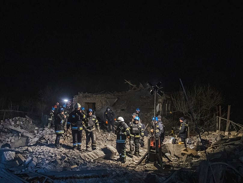 Egy pokrovszki lakóépület romjait fésülik áz egy orosz támadás után, amelyben tizenketten vesztették életüket, köztük öt gyermek, 2024. január 6-án