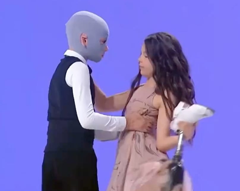 A 8 éves Roman Oleksziv partnerével, a 7 éves Paszkal Szasával egy táncversenyen